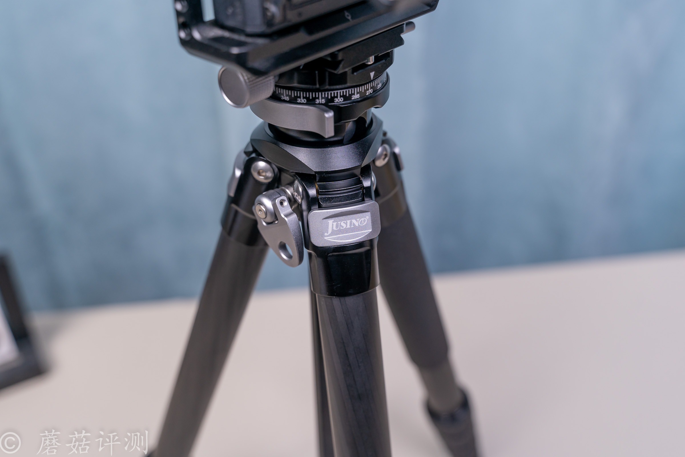 1673097683938972.jpg 24_20221226_佳鑫悅AX-255C優質碳纖維三腳架云臺套裝_微單單電數碼單反相機專業三角架.jpg